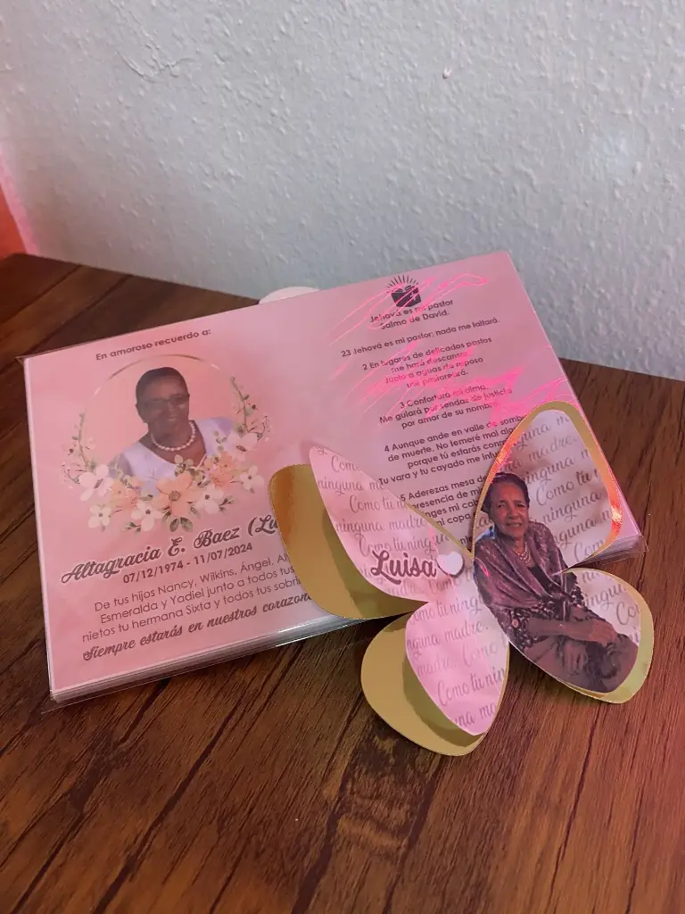 Recordatorios y broches para funeral